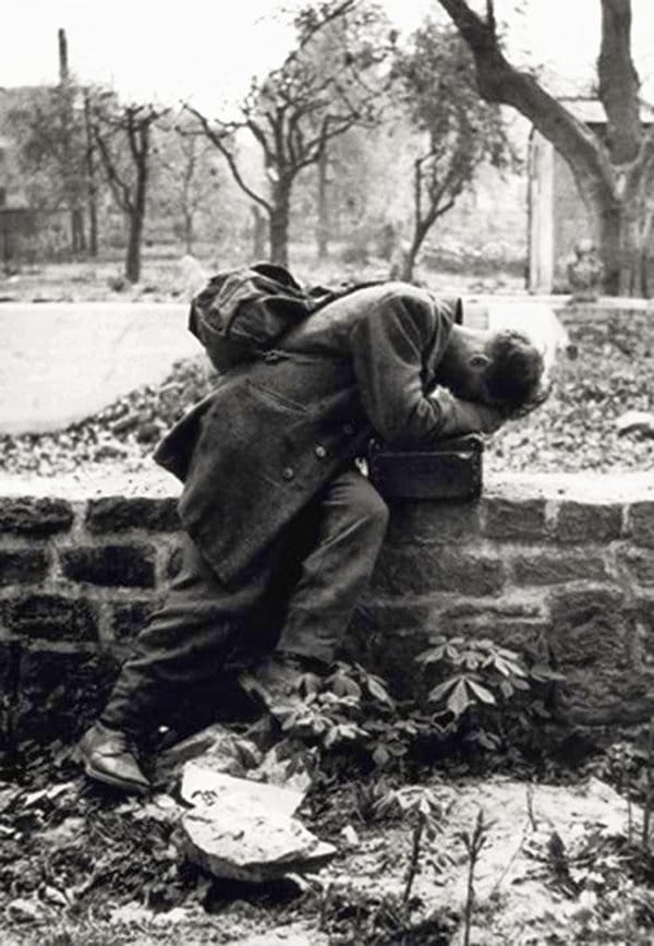 historical-photos-german-soldier-family-not-there-1946