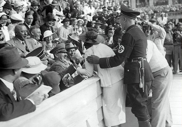 historical-photos-hitler-kissed-by-american-woman-1936