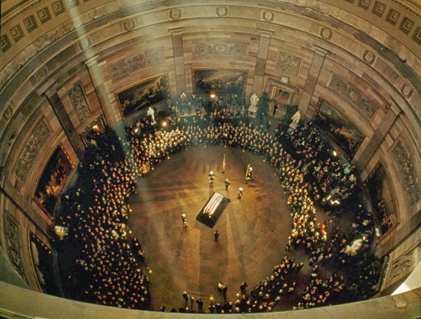 historical-photos-jfk-coffin-lies-in-state-1963