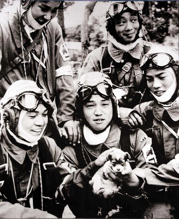 historical-photos-kamikazee-pilots-puppy-day-before-mission-1945