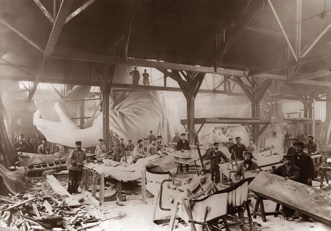 photos-from-the-past-statue-of-liberty-construction-paris-1883