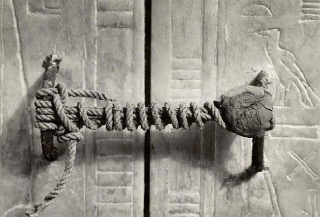 photos-from-the-past-tutankhamun-tomb-seal-1922