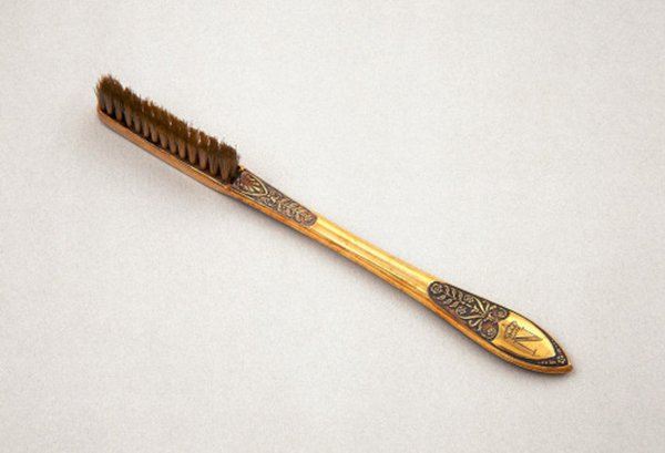 artifacts-toothbrush-napoleon-1795
