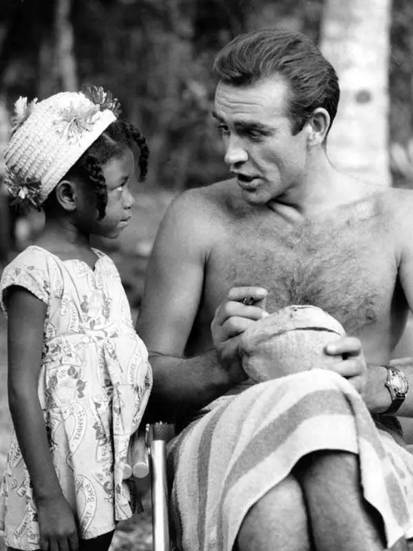 old-photos-sean-connery-signs-coconut-young-jamaican-fan-dr-no-set-1962