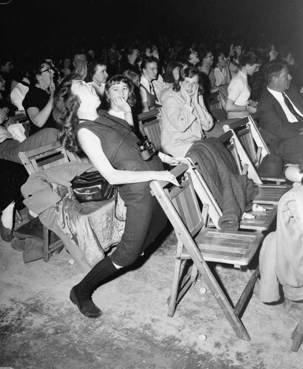 old-photos-teen-elvis-concert-april-1957