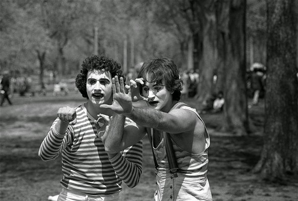 old-photos-young-robin-williams-mime-central-park-1974