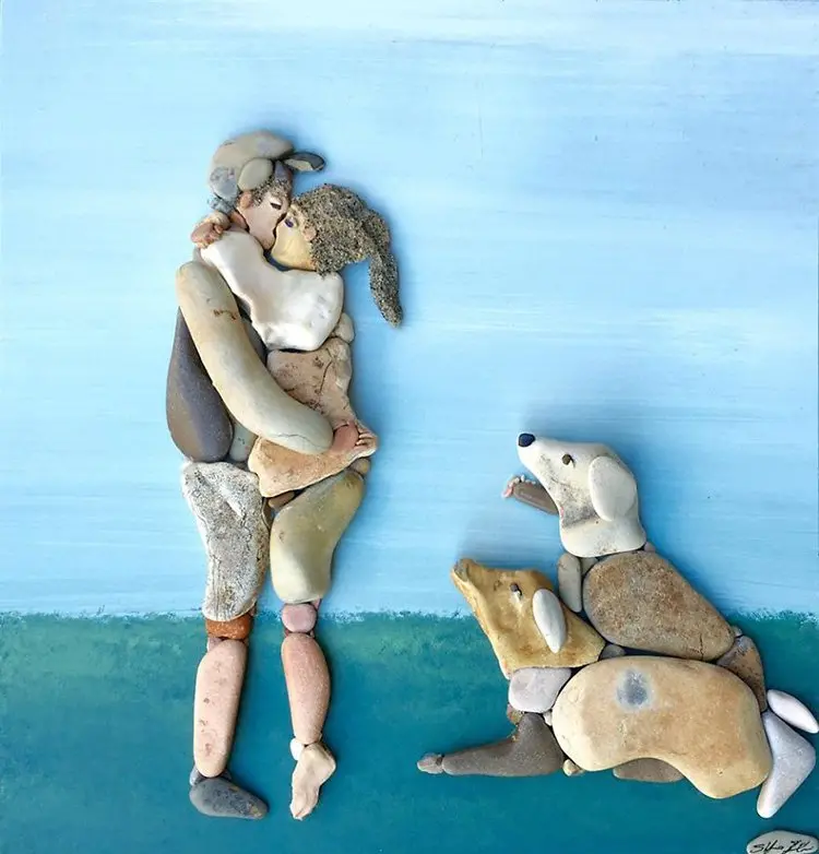 couple-and-dogs-stone-art