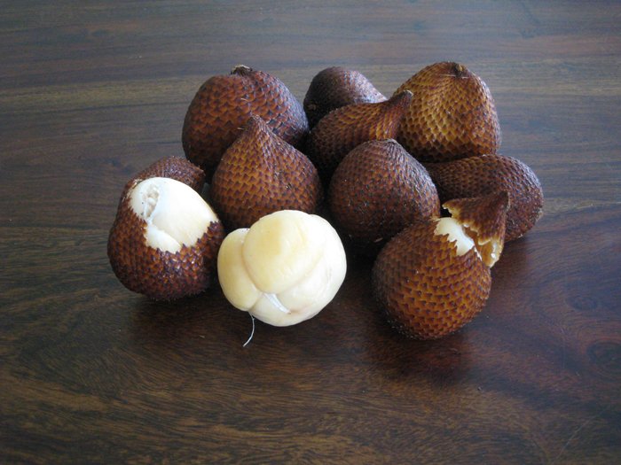 weird-fruits-snake-fruit-scaly-prickly-sweet-sour