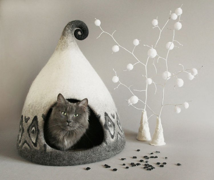 my-felted-world-white-and-grey-cat-house