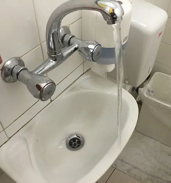 annoying-uncomfortable-images sick faucet overhanging sink