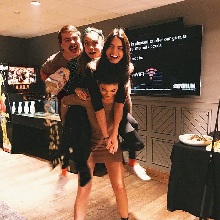 guy-photoshops-himself-into-kendall-jenner-photo-piggy-back