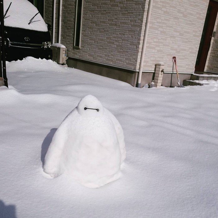 mini baymax japan snow sculpture