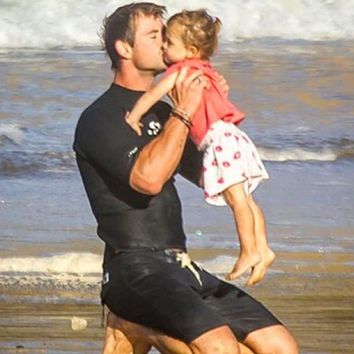 chris hemsworth best dad kissing daughter