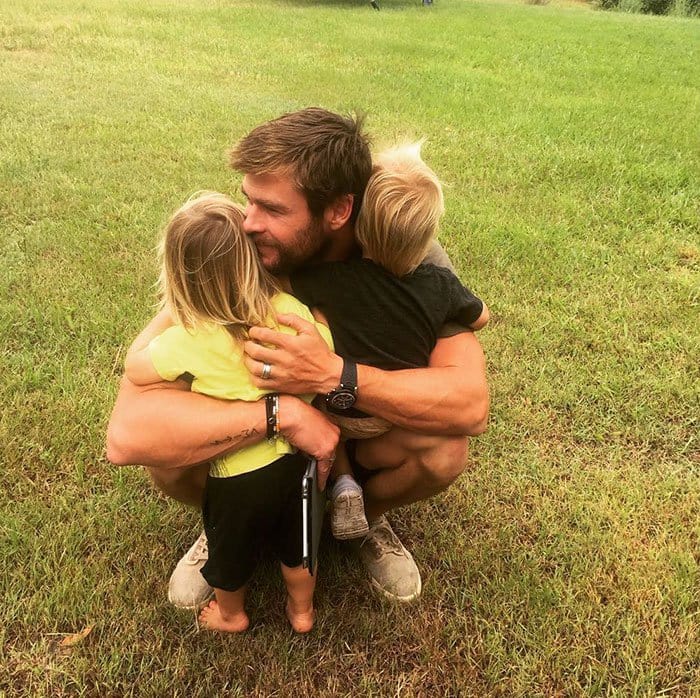 chris hemsworth best dad twin hugs