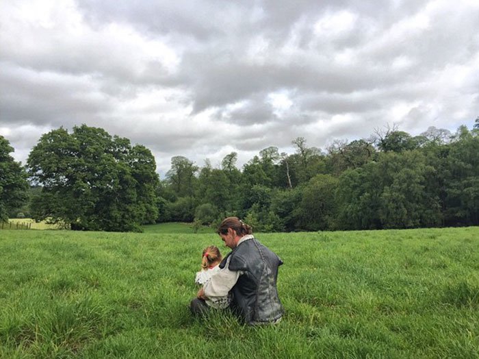 chris hemsworth best dad visiting on set