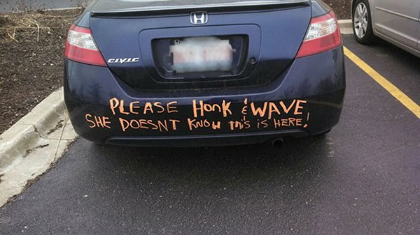 funny-couples honk and wave