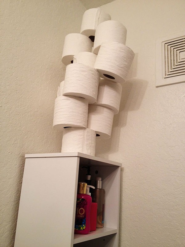 funny-couples toilet roll stack