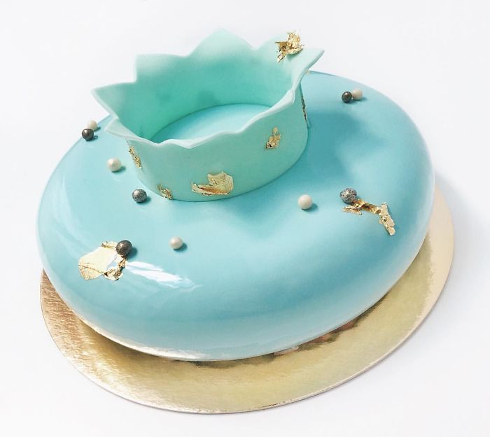 mirror marble mousses crown on cake