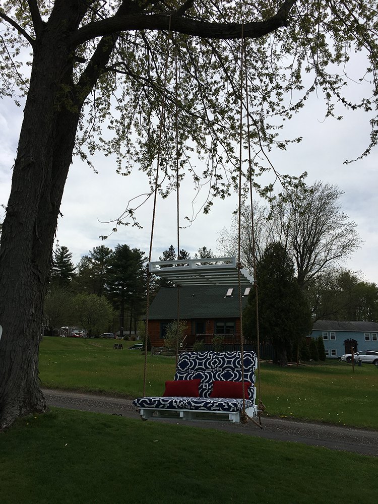 completed pallet tree swing