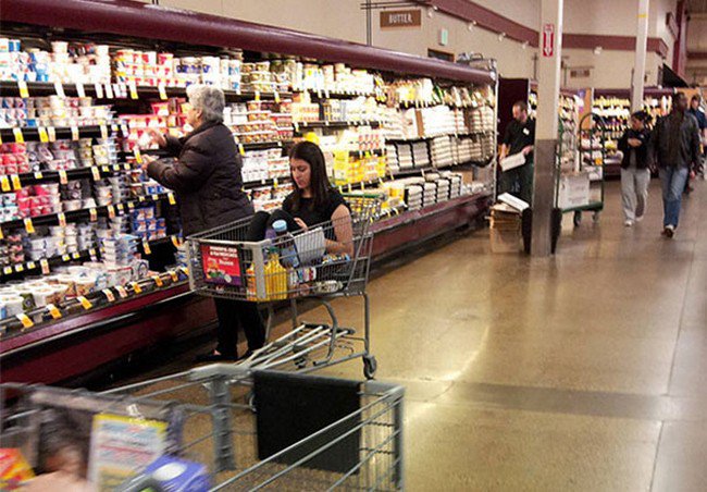 people who dont care woman shopping cart