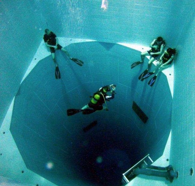 the worlds deepest swimming pool
