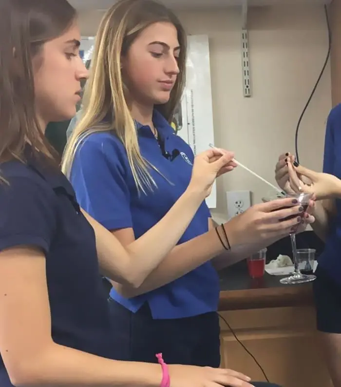 girls invent straw the detects date rape drugs