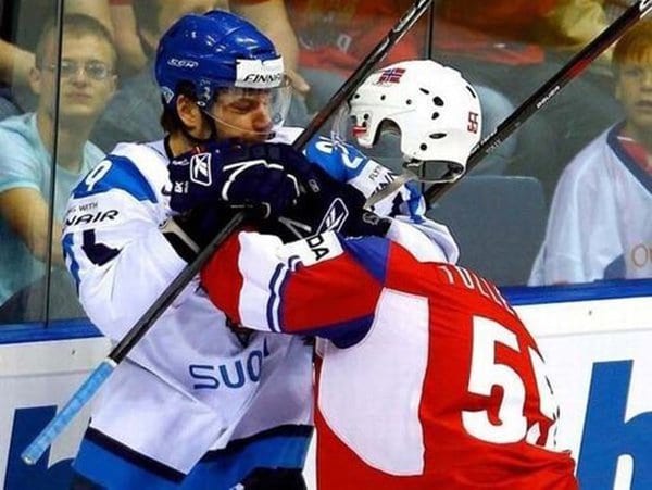 hockey players head disappeared illusion