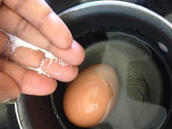 Alternative Uses For Ordinary Things salt on eggs
