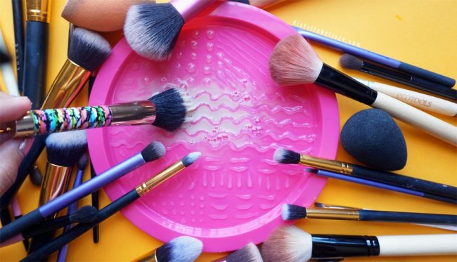 Beauty Tricks plate to clean brushes