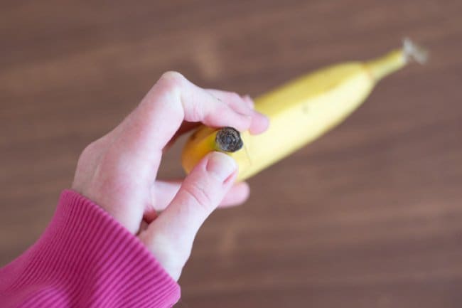 Ingenious Life Hacks simple way to peel a banana