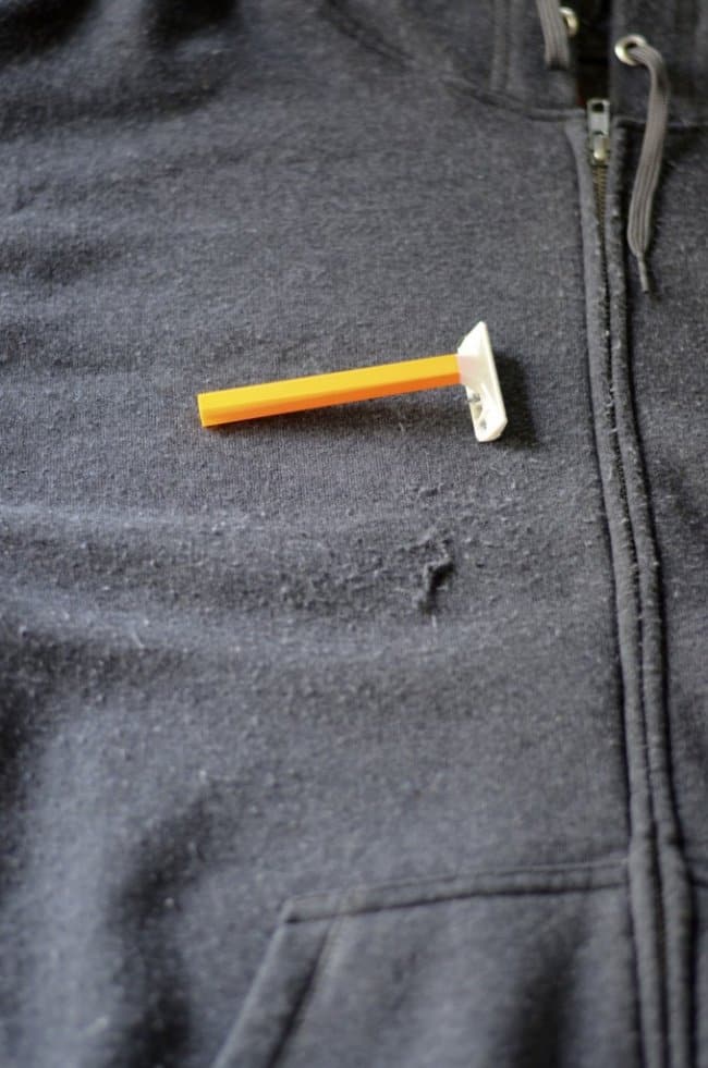 Ingenious Tricks For Your Clothes razor removes fluff