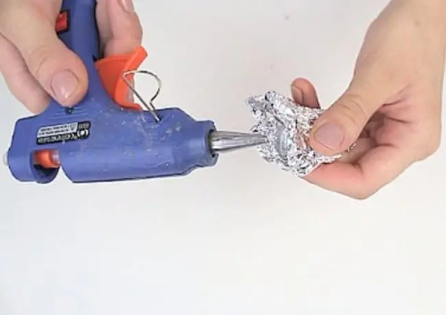 Aluminum Foil Life Hacks clean glue gun