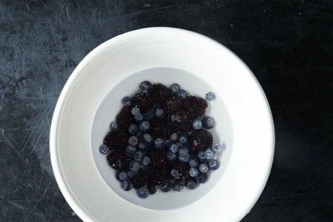 Brilliant Kitchen Tricks berries vinegar solution