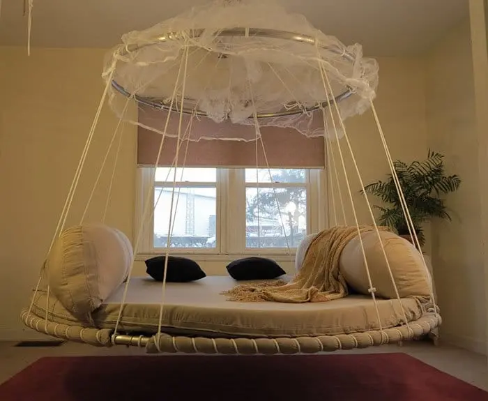 Creative And Comfy Looking Beds hangs from ceiling