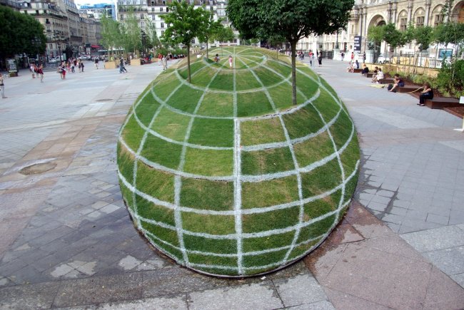 Photos That Will Make You Do A Double Take paris optical illusion