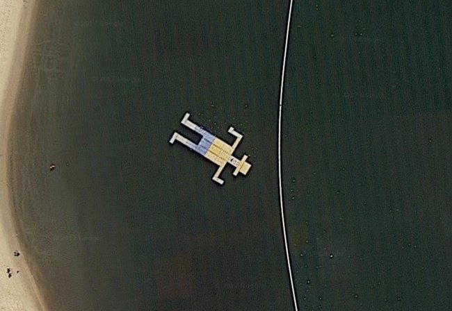 Interesting Things That Were Found On Google Maps waving man australia