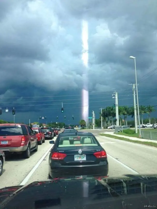 Misleading Photos ray of light after lightning