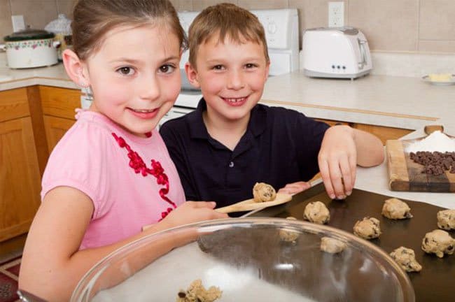 Ways To Keep Your Kids Entertained baking