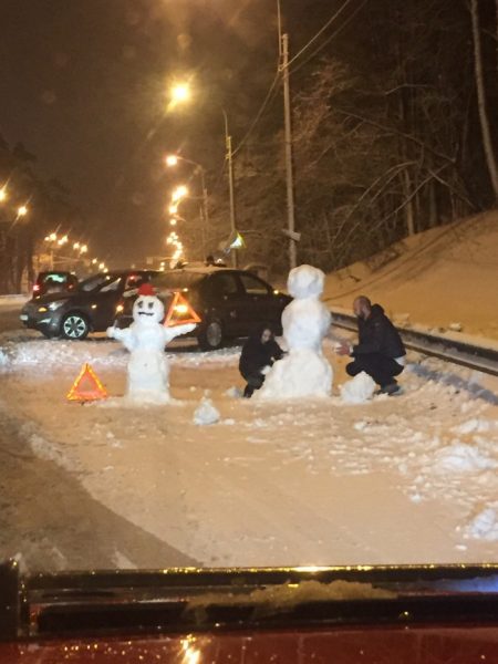 https://www.reddit.com/r/ANormalDayInRussia/comments/7lraj5/when_you_crash_your_cars_and_wait_for_traffic/?st=jd0jfsh8&sh=f4a7bd3c