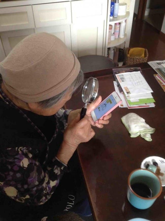 grandparents-use-iphone