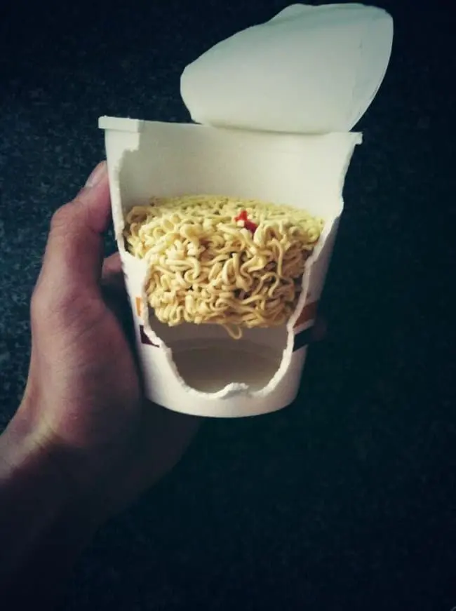 cup-noodles-hidden-space-deceptive-packaging