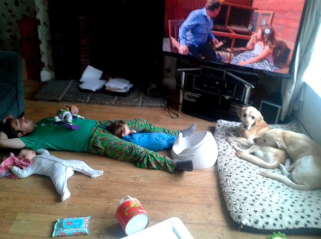 dad-sleeping-with-kids-on-the-floor-hilarious-dads