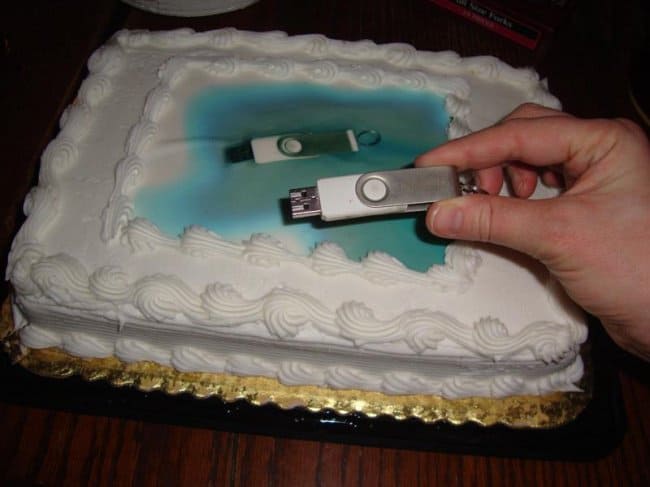 flash_drive_on_a_cake_funniest_epic_fails