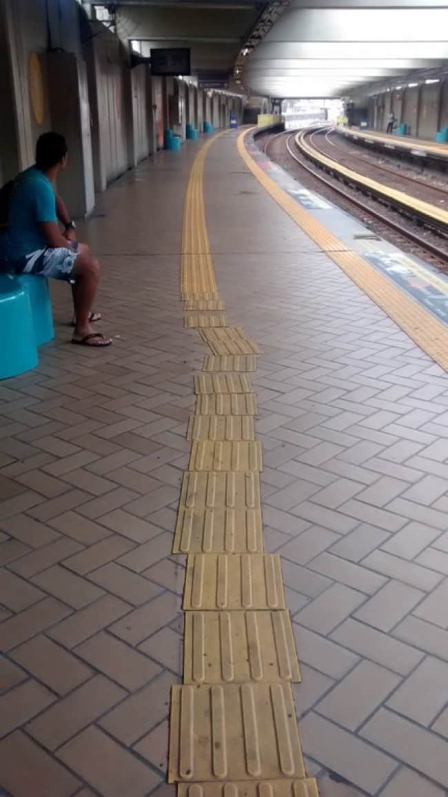 irregular_lane_train_station