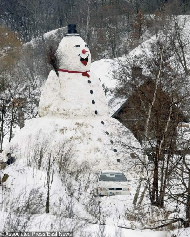 make-10-meter-snowman-for-fun-creativity-in-hilarious-ways