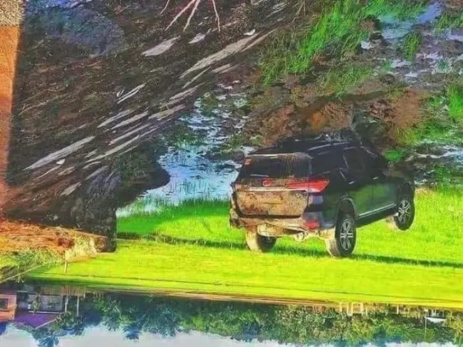 overturned-car-reflection-on-water-confusing-pictures