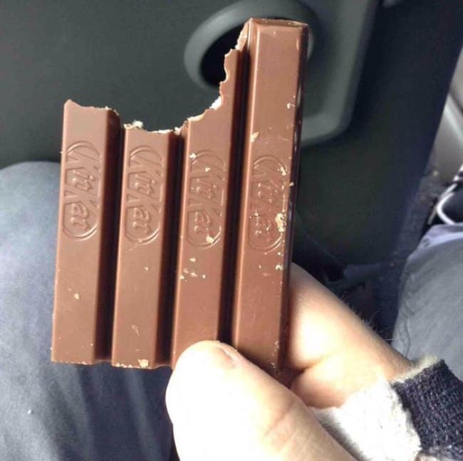 peculiar_way_to_eat_kitkat