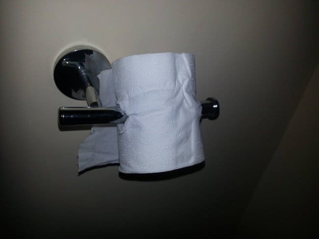 peculiar_way_to_place_toilet_paper_roll