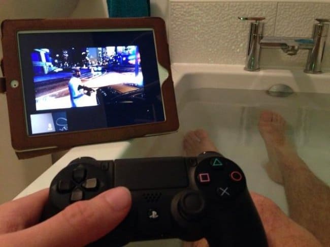 playing-psp-while-taking-a-bath-brilliant-people