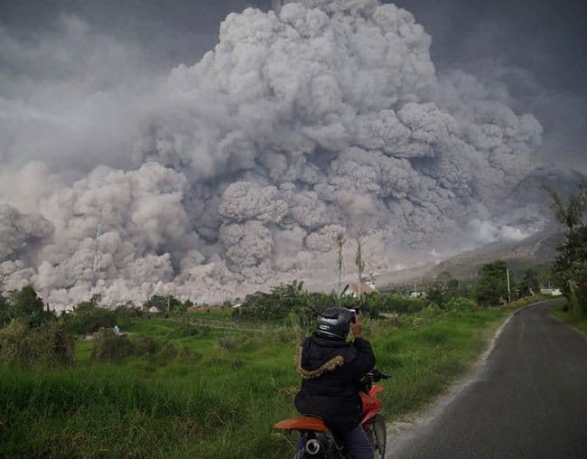 ash-streams-volcanic-eruption-indonesia-rare-things-pictures